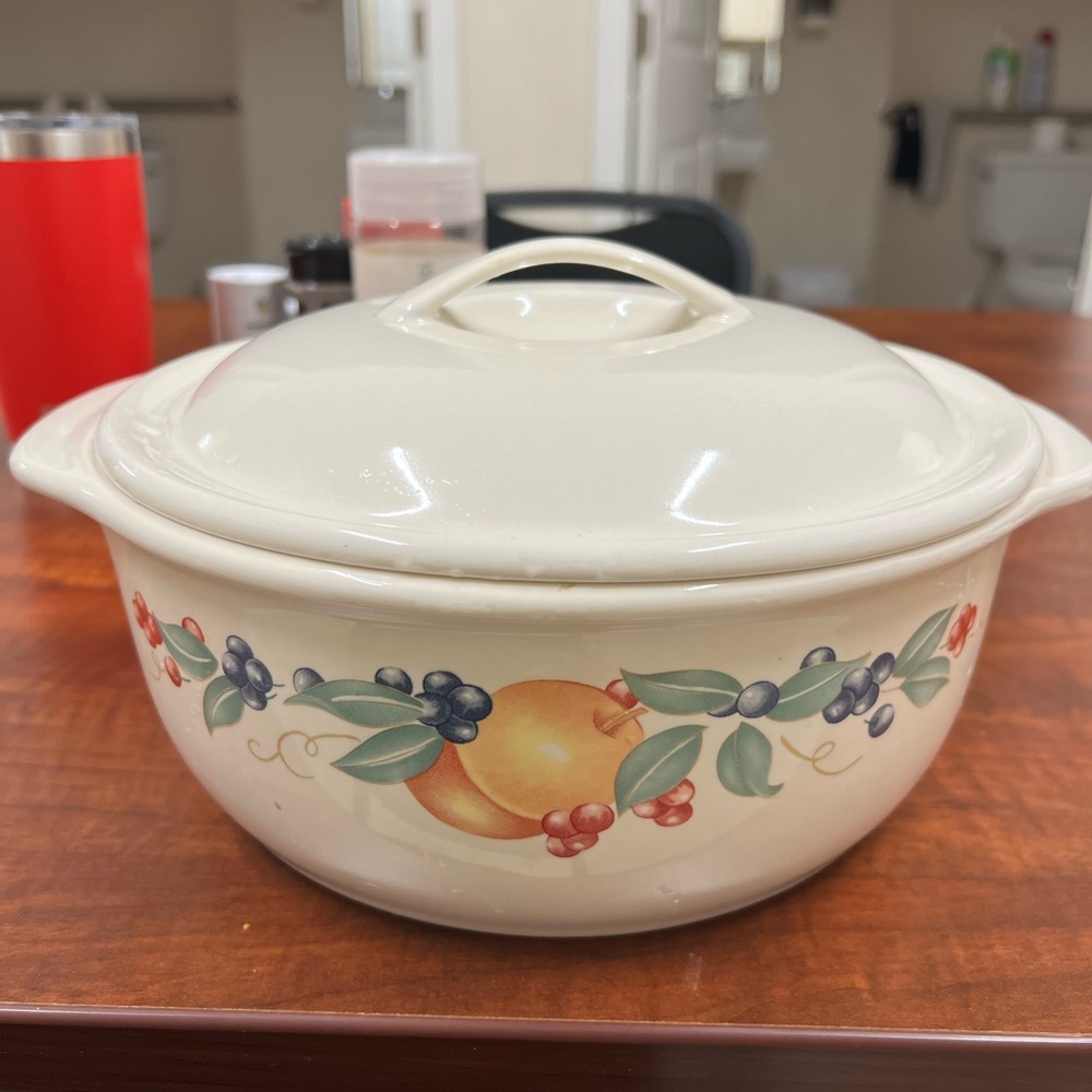 Corelle coordinates 2.5 Qt Casserole Dish with lid.